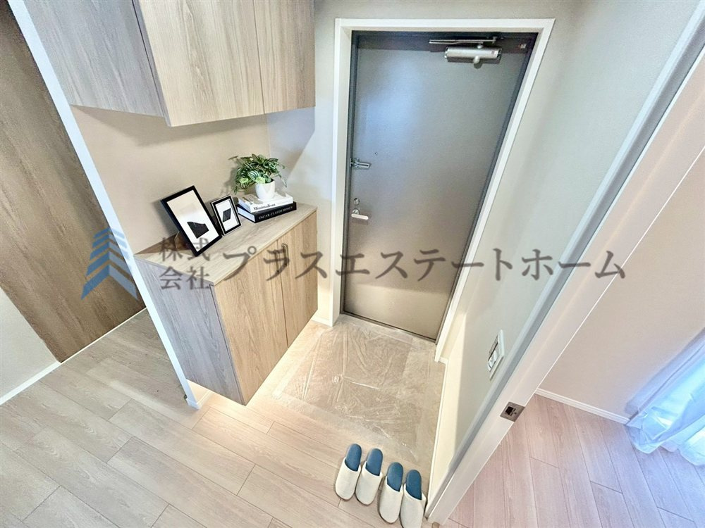 すっきりとした印象の玄関です♪下足入れが備わっており、ご家族の靴をまとめて収納できます♪