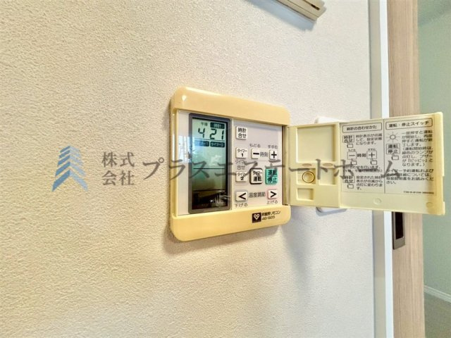 床暖房♪部屋全体を均一に暖められ空気が乾燥しにくく足元から温まる事で室温以上に暖かさを感じ易いです♪