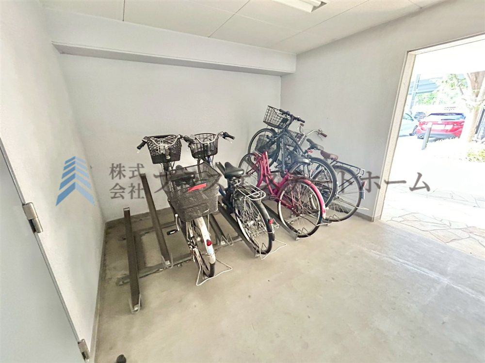 半屋内の自転車置き場♪防犯面や雨風から守りながら保管できます♪
