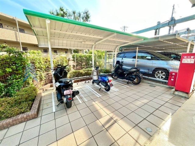 屋根付きが嬉しいバイク置場♪