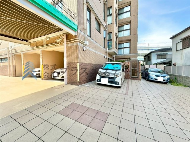 平面駐車場♪通路が広いので通易そうです♪