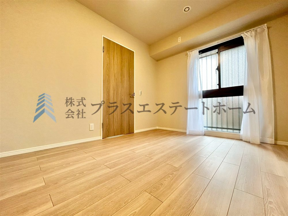 シンプルな洋室でお部屋のコーディネートが楽しめます♪お好みのスタイルに彩ってお気に入りの空間に♪