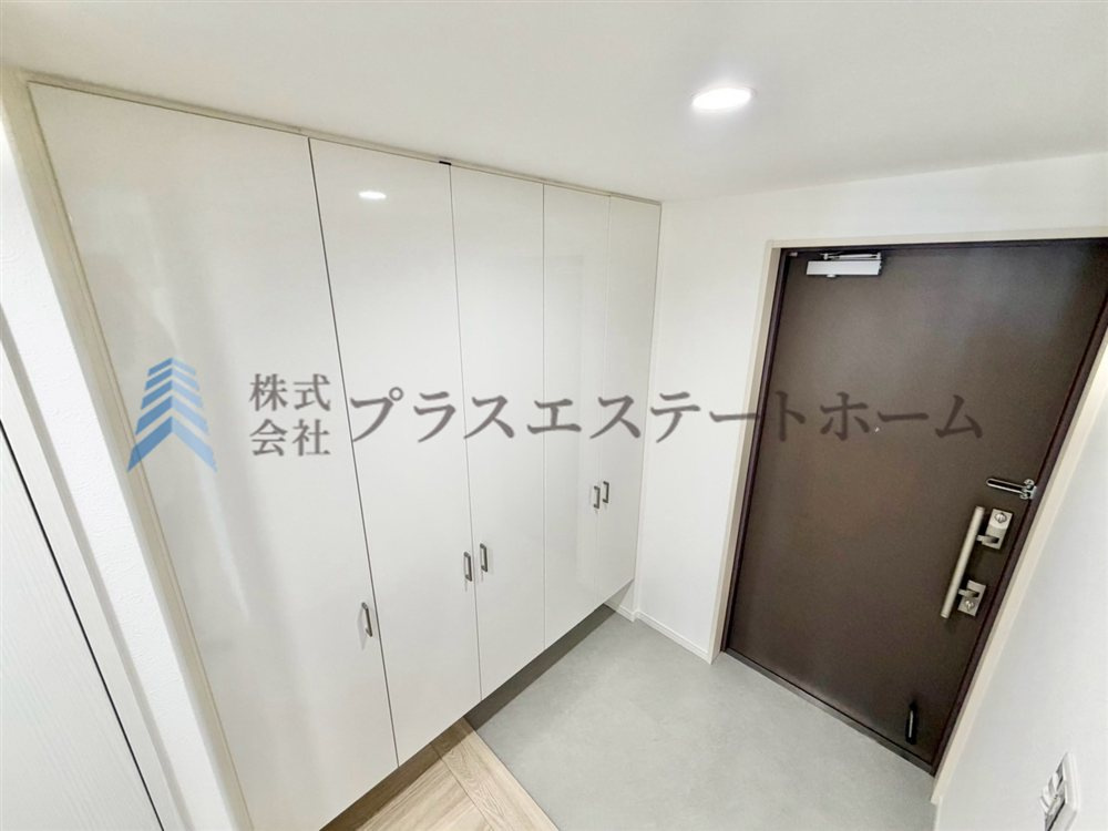人を迎え入れる最初の場所だからこそ、清潔感がある空間にしていただけるように大型シューズBOXを設置♪