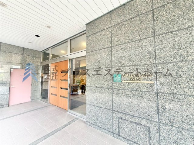 石をふんだんに使ったエントランス♪豪華な仕様でお客様をお迎えします♪