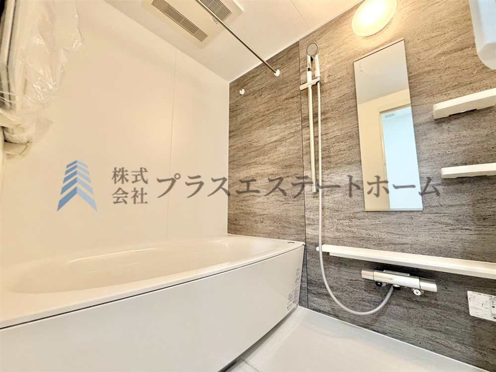 1日の疲れを癒してくれる浴室♪リラックス感が漂います♪浴室乾燥機が搭載されています♪