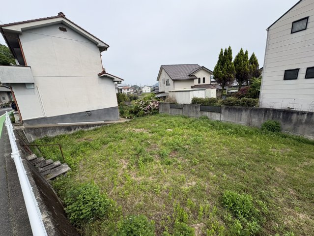 周辺は戸建住宅が立ち並ぶ落ち着いた住環境で、ゆったりとした暮らしが叶う立地です。平屋や庭付き住宅など多彩なプランが検討可能。静かな環境でのびのびと暮らしたい方におすすめの土地です。建築条件なしです。　