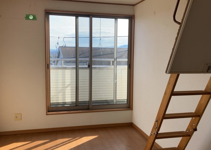 洋室のメリットは重い家具が置きやすく、身の回りが整理しやすいことです。　床がフローリングのため畳とは異なり凹みにくいです。　クローゼットなど収納が豊富で、普段使わない旅行カバンや服の整頓も簡単にです。