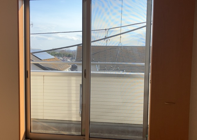 寝室でゆっくりと過ごすためにはベッド周りの適度な空間を担保することや窓の位置、照明の明るさ、寝室の広さなどを考える必要があります。自身や家族の構成とライフスタイルに併せて寝室にする部屋を選びましょう！