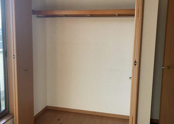 デザイン性を重視しすぎて収納が少なかった！なんてことにならないため、事前に現地で収納の数を確認しておくことをお勧めします。クローゼット以外にも床下収納や屋根裏収納、パントリーなどもチェックしましょう。