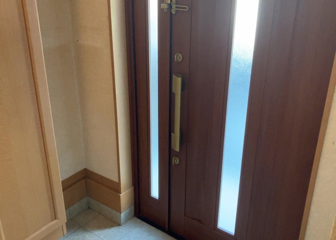 玄関は家の顔でもあり、家族以外の目にも止まる場所です。玄関は外との間を仕切る扉、靴などをしまっておく収納スペース、靴脱ぎのたたきスペース、来客とのやり取りをするドアホンなど複数のアイテムからなります。