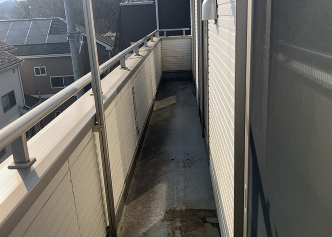 バルコニーは、室外の専用スペースのうち、「屋根がなく開放された空間」であるものを指します。ベランダより広いタイプのものが多く、日当たりもよいため家庭菜園などを楽しみたい人にとって適した環境となります。