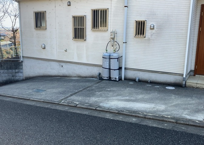 駐車場と明記されていても、最小スペースでつくられた駐車場だと大型車は駐車できなかったり、出入りしにくくなったりする可能性があります。お車のサイズと購入したい物件の駐車場のサイズを現地で確認しましょう。