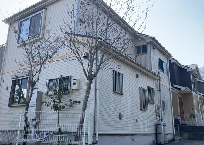 住宅用の土地では前面道路に2m以上接していなければならないと法律で定められています。しかし、お持ちの車のサイズやライフスタイルなどにより、2mでは利便が悪い場合もございますので、事前に確認しましょう。