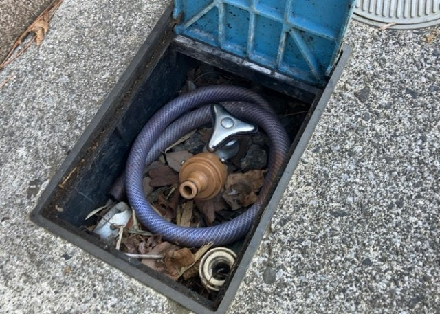 敷地内に散水栓や立水栓があると便利です。水道水を直接利用できるため、水を運ぶ手間を省くことが出来ます。大量の水を必要とする洗車作業や清掃などに役立ちます。その他設備とあわせて、現地でご確認ください。