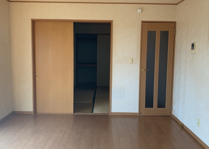 L型アイランドタイプは、キッチンからダイニングにもリビングにも目が行き届くので、とても使いやすい配置です。L字型独立タイプは、キッチンを独立させてるためLDKというよりもLDといった様なイメージです。