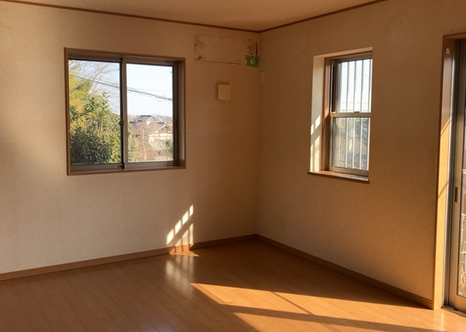 ダイニングは、食事や家族の団らんスペースとしてだけではなく、ほかの用途としても使用することができます。ダイニングテーブルを置き、食事のためのスペースを作ることでリビングとの差別化を図ることができます。