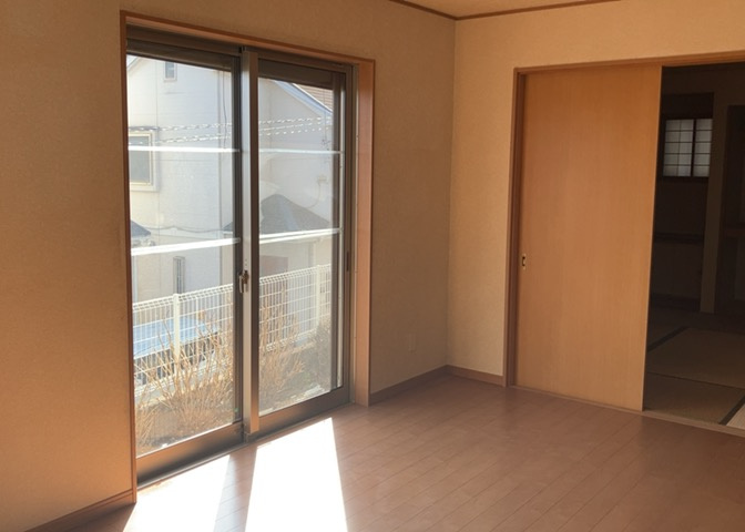 直線タイプはLとDKを一直線に並べた形で対面キッチンのタイプです。一般的なのでよく見かけるかもしれません。直線タイプに似た直接アイランドタイプは、キッチンとダイニングの間に壁がない分広く感じられます。