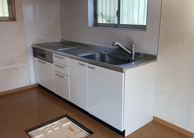 標準的なシステムキッチンの横幅は、165cm～300cm程度です。2100・2400・2550・2700などミリ単位で表記されます。普段どのように料理をするのかを想定しながら合ったサイズを選びましょう