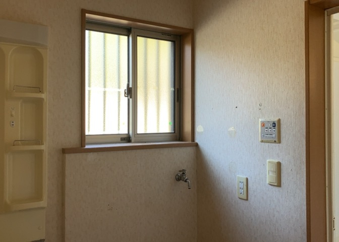 多くの戸建て住宅で見かける洗面脱衣所は、洗面台と洗濯機が2畳ほどのスペースに並べられていて、洗面所が脱衣所を兼ね備えている間取りが一般的です。お客様が利用することもある、パブリックな空間でもあります。