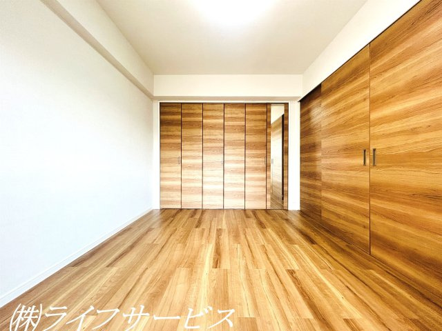 バルコニー側洋室6帖／南向きのバルコニーに面した陽当り良好のお部屋です！クローゼット有！