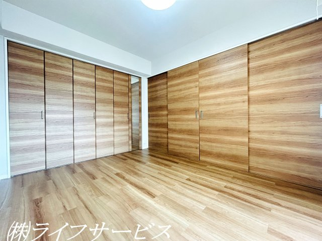 バルコニー側洋室6帖／南向きのバルコニーに面した陽当り良好のお部屋です！クローゼット有！