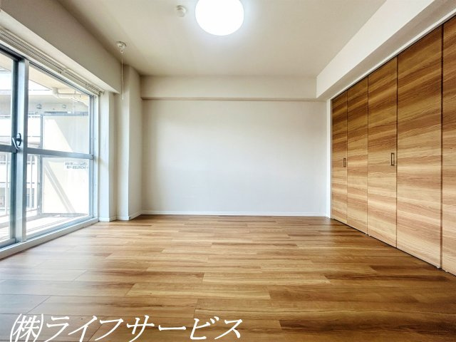 バルコニー側洋室6帖／南向きのバルコニーに面した陽当り良好のお部屋です！クローゼット有！