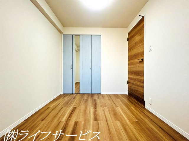 玄関側洋室4.5帖／クローゼット有