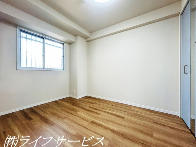 玄関側洋室4.5帖／クローゼット有（一部AIによる家具消し加工済）