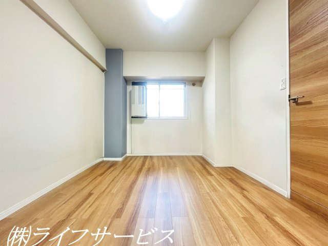 玄関側洋室5.2帖（一部AIによる家具消し加工済）