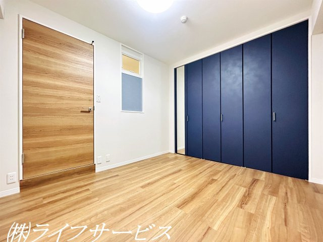 中部屋洋室／ネイビーの建具と室内窓がポイントです！クローゼット有！