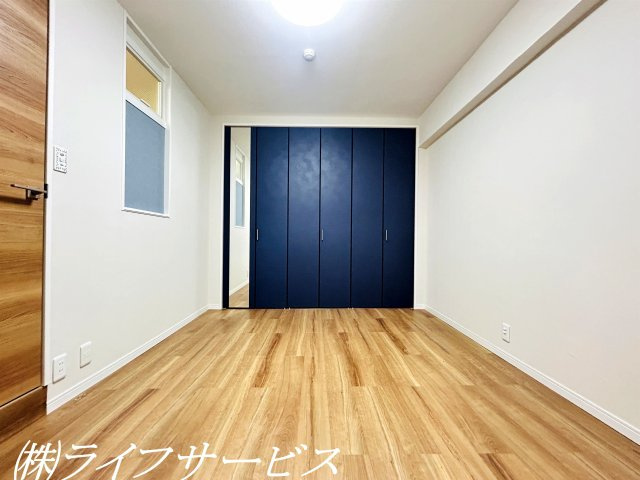 中部屋洋室／ネイビーの建具と室内窓がポイントです！クローゼット有！