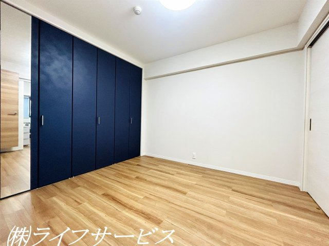中部屋洋室／ネイビーの建具と室内窓がポイントです！クローゼット有！