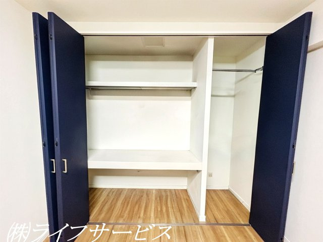 中部屋洋室／ネイビーの建具と室内窓がポイントです！クローゼット有！