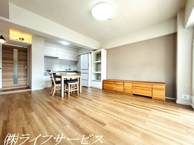室内リフォーム履歴有！上層階南向きにつき陽当り通風眺望良好！4ＬＤＫ！収納も充実！（一部AIによる家具消し加工済）