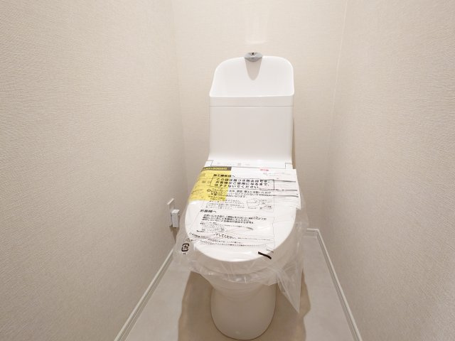 【新品】トイレ交換（収納棚・温水洗浄便座付き）、とても綺麗で清潔感があります♪