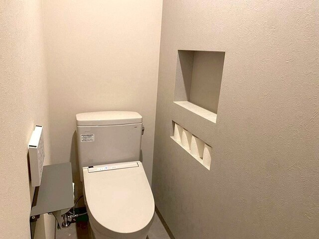 トイレットペーパーも美しく収まる、ニッチ収納付きの清潔なトイレ。
