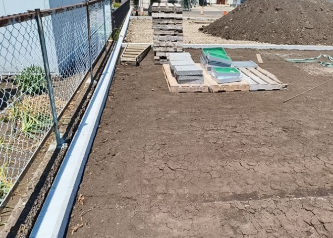 家を建てる場合、方位は要チェックです。現実的に日当たりのよい家ならばリビングは南側、建築基準法でも北側に当たる家への配慮は求められています。土地を見学に行く際は、方位磁針を持って行くようにしましょう。