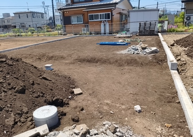 土地購入を検討されている場合、境界杭がない状態で購入してしまうと境界確定測量をする必要があり、費用がかかります。購入の前に、売主、隣土地所有者立ち合いのもと境界を確定し境界杭を設置するのがベストです。