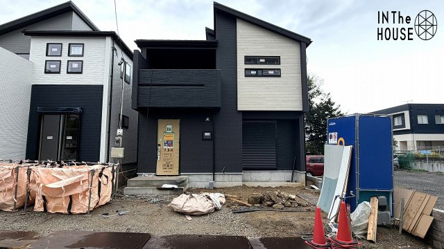 黒を基調とした外観を、正面から撮影した写真