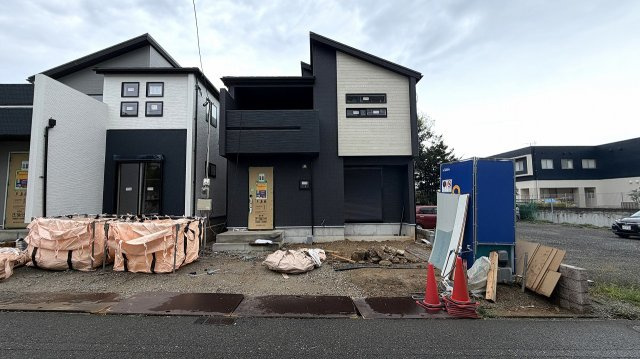 前面道路から見た建物の外観と周辺の様子