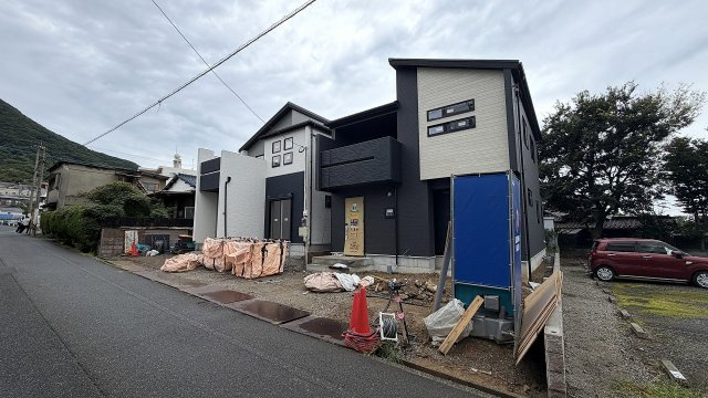 バルコニーと横長の窓が印象的な外観