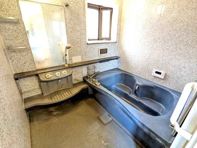 窓付きのバスルームは、採光により明るく心地よい空間です。窓があることで換気も良好で、掃除もスムーズに行えます。
