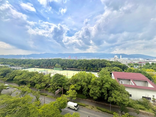 北側バルコニーからの眺望です。　南側だけでなく北側からも絶景を楽しめる、贅沢な両面バルコニー設計です。　視界を遮る高い建物がないためプライバシーも守られ、景色を眺めながら心からリラックスできます