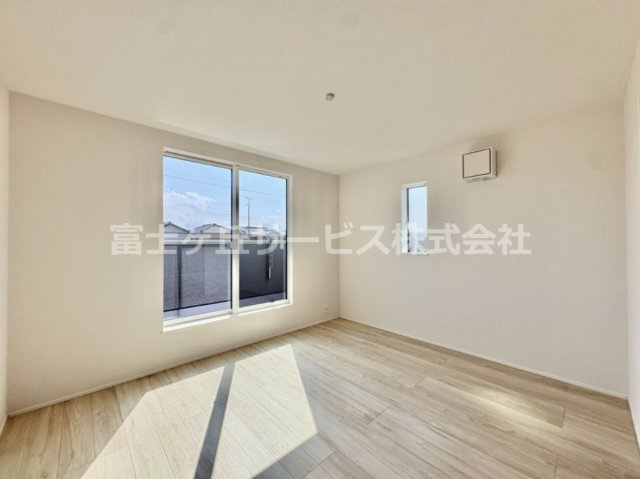 落ち着いて過ごせるお部屋なので、寝室にいかがでしょうか