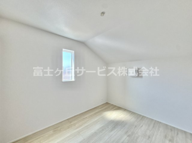 使い勝手のいい洋室です