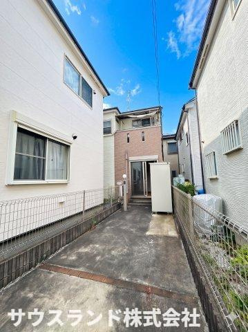 道路から少し奥まった配置が、落ち着いた住環境を演出。周囲からの視線にも配慮しやすく、ゆったりと暮らせる住まいです。