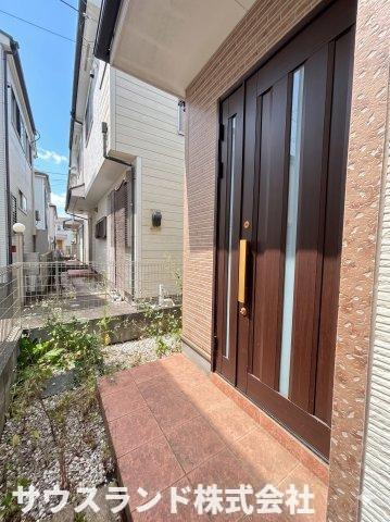 落ち着いた色合いの玄関ドアが住まいに上質感を演出。毎日の「ただいま」を心地よく迎えてくれる、住まいの顔にふさわしい空間です。