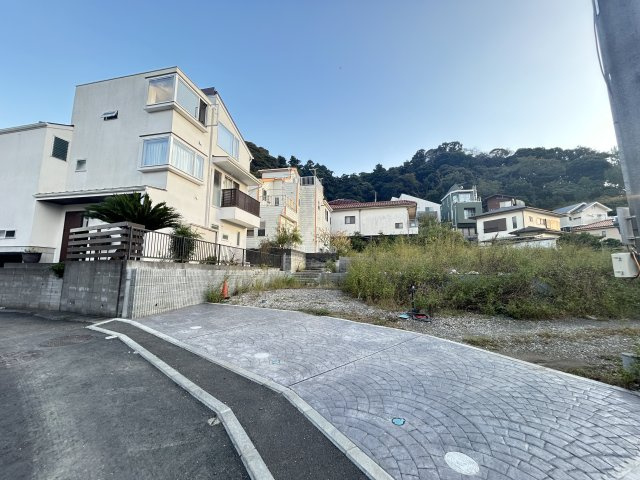 葉山小学校、葉山中学校までも徒歩圏内ですので、子育て環境も良好でございます。