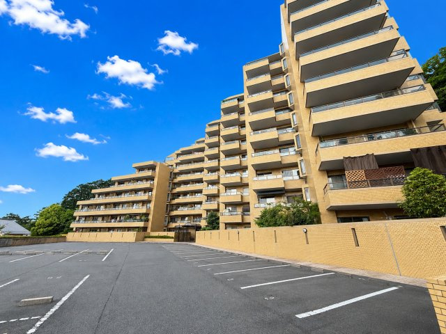 敷地内にはゆとりある駐車スペースが確保されており、お車の出入りもしやすい配置となっています。住まう方や来客にも好印象です。周辺環境も落ち着いており、快適なカーライフをサポートしてくれる駐車場です。