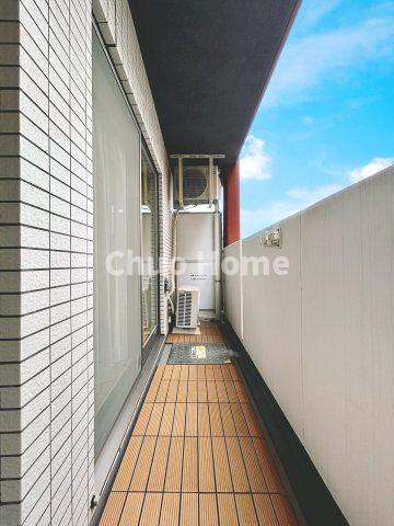 【バルコニー】幅もあって、奥行きもあるゆとりのバルコニー。洗濯物を干したり乾かしたりだけでなく、ただ出てみるだけでも気持ちいいですよ。